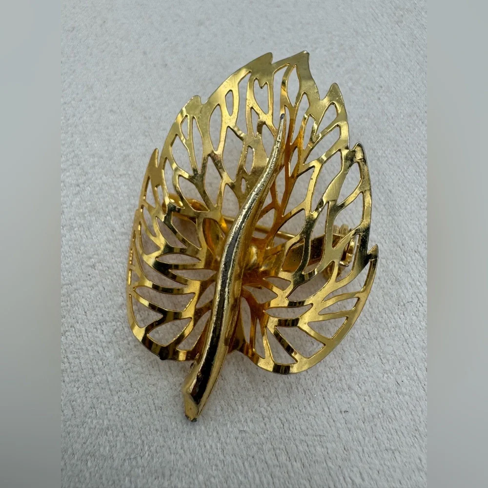 Vintage Gold Tone Filigree Leaf Brooch Pin Openwork Nature Jewelry